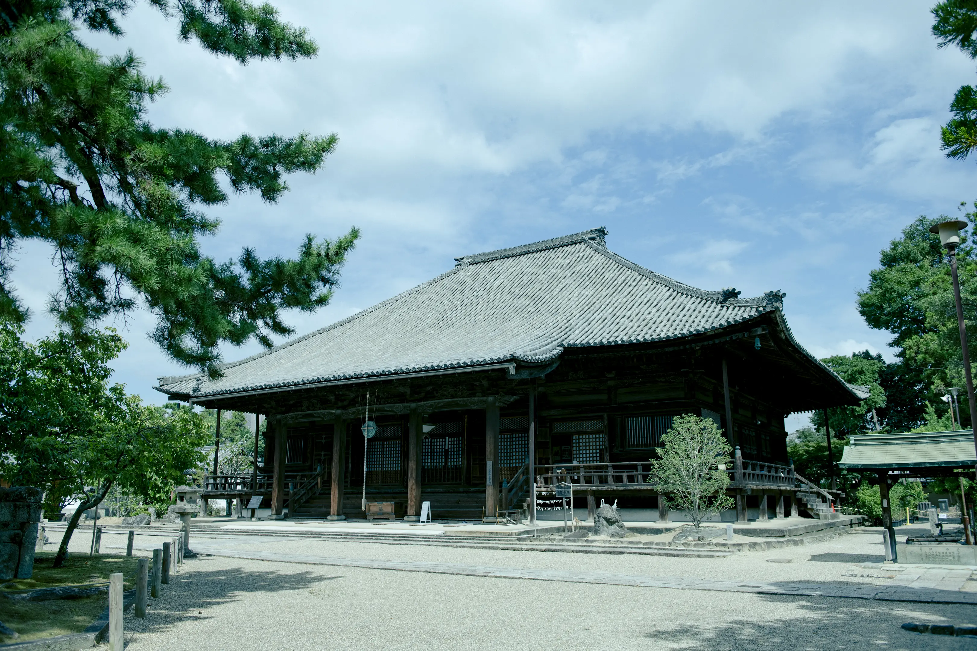 西大寺 本堂 | スポット一覧 | 【公式】奈良市観光コンシェルジュ