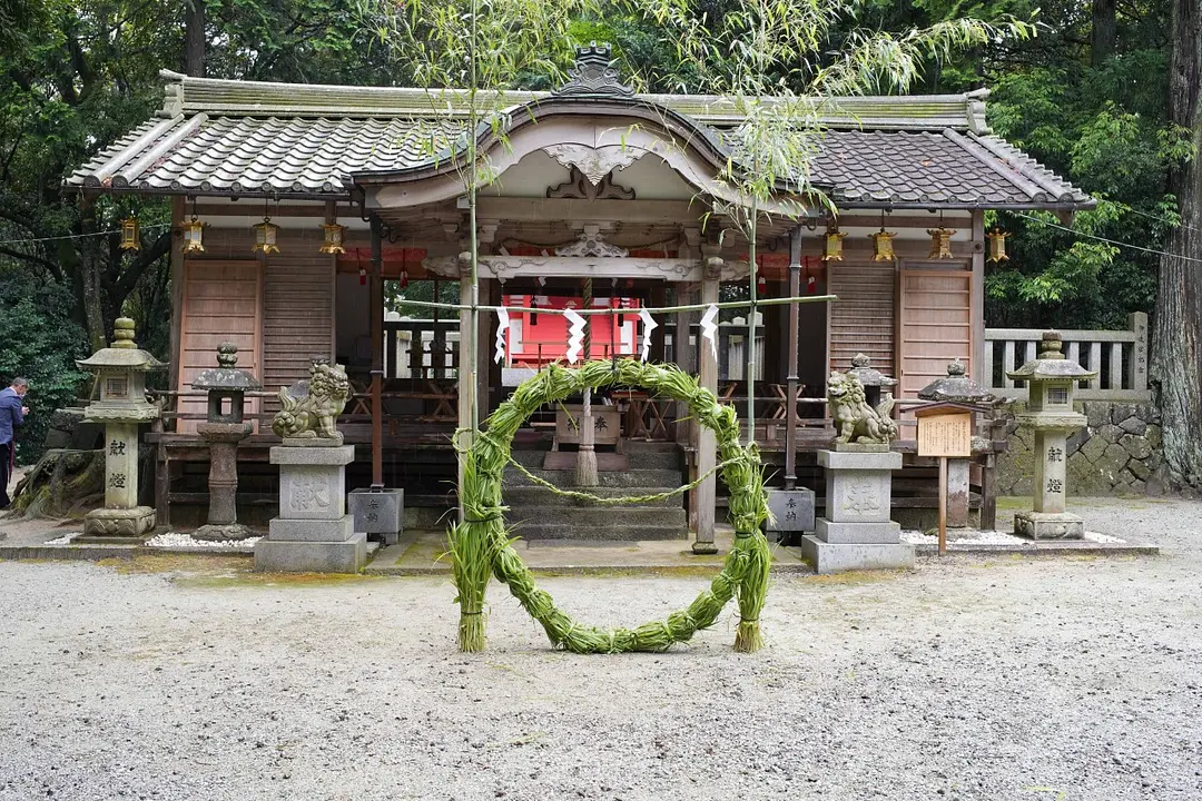大きな茅の輪をくぐり無病息災祈願。茅の輪くぐり／八柱神社（小倉町）