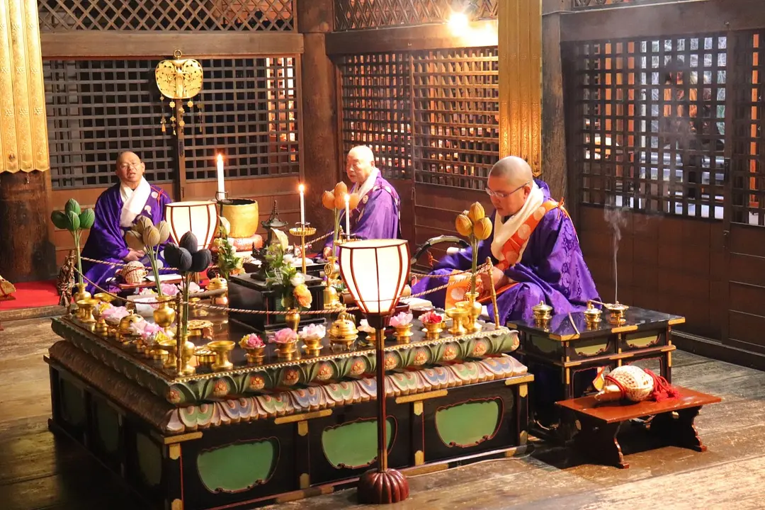 1年間の感謝と新年への祈願を。納薬師法会／霊山寺