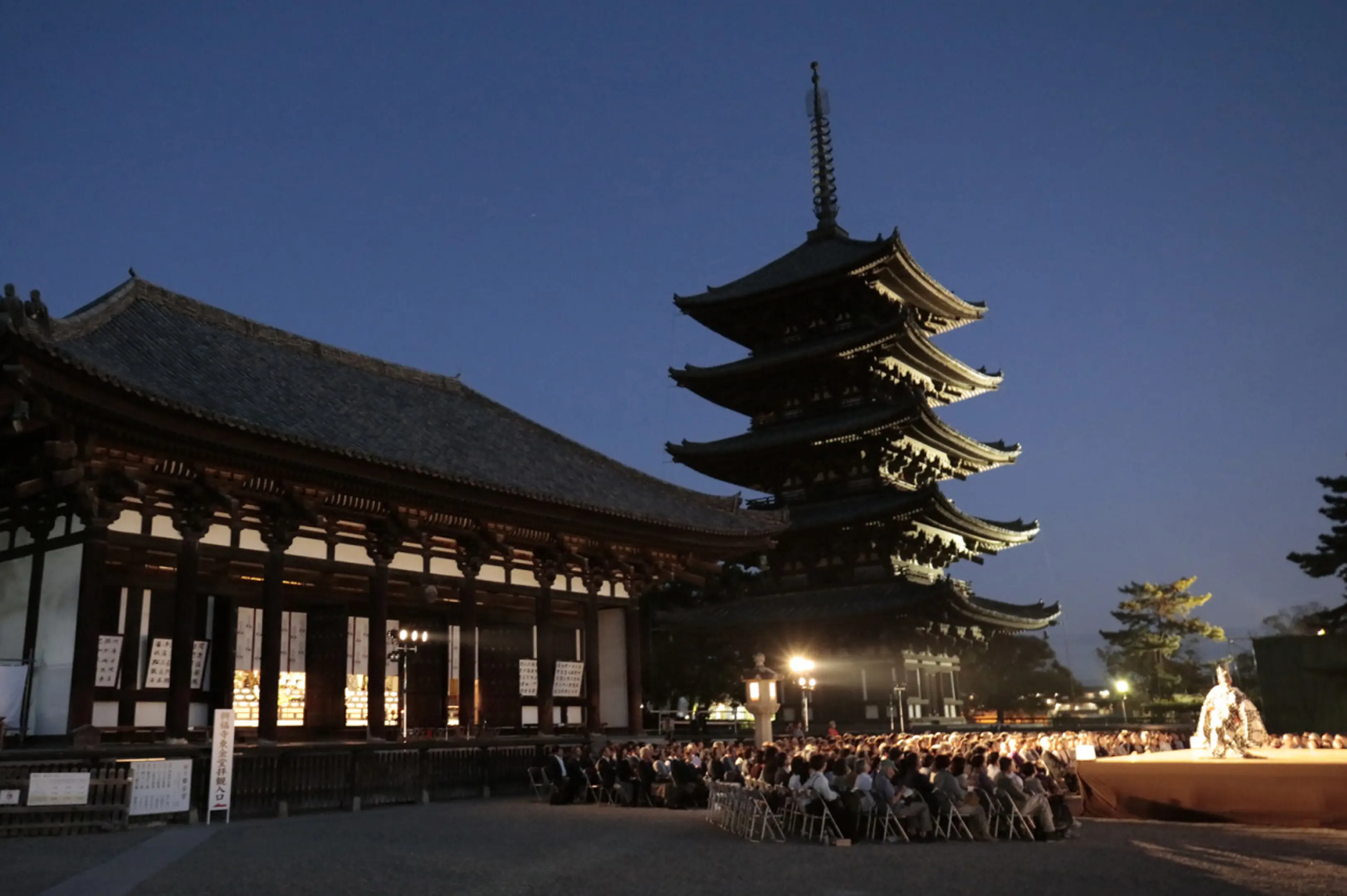 写真提供:興福寺 ※2025年は中金堂前での開催です