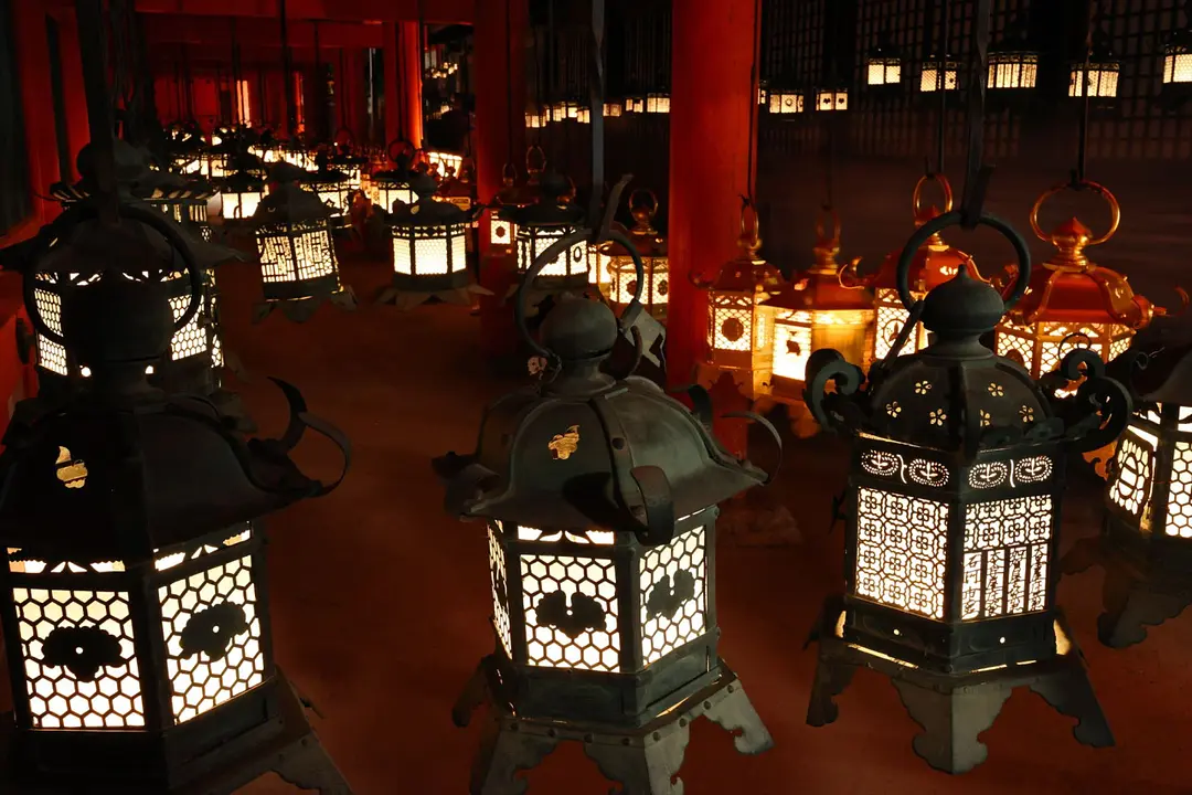 約3,000基の燈籠に火が灯される。節分万燈籠／春日大社