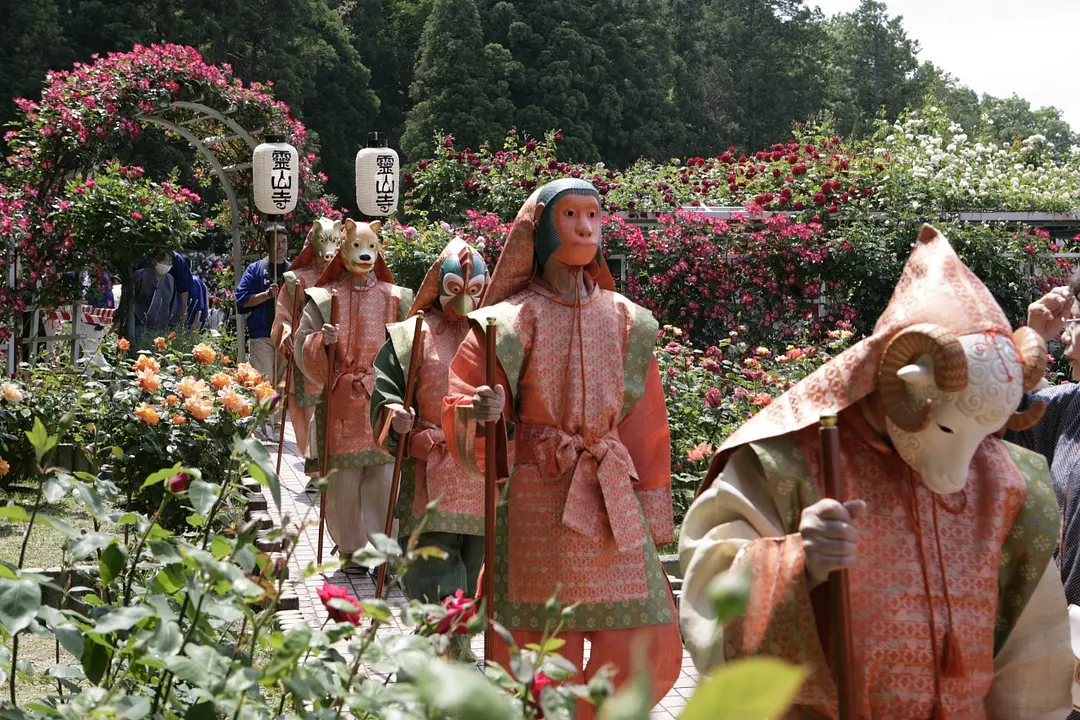 バラの花をお供えして幸せを祈る。薔薇会式・えと祭り／霊山寺